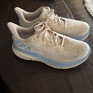 Hoka Clifton 9 Women's Athletic Cream and Blue 9.5 42 EUC (May fit women’s 10)